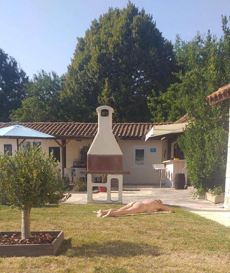 Chambre D'Hotes Naturiste Le Jardin Des Hirondelles Blanzaguet-Saint-Cybard Exteriér fotografie