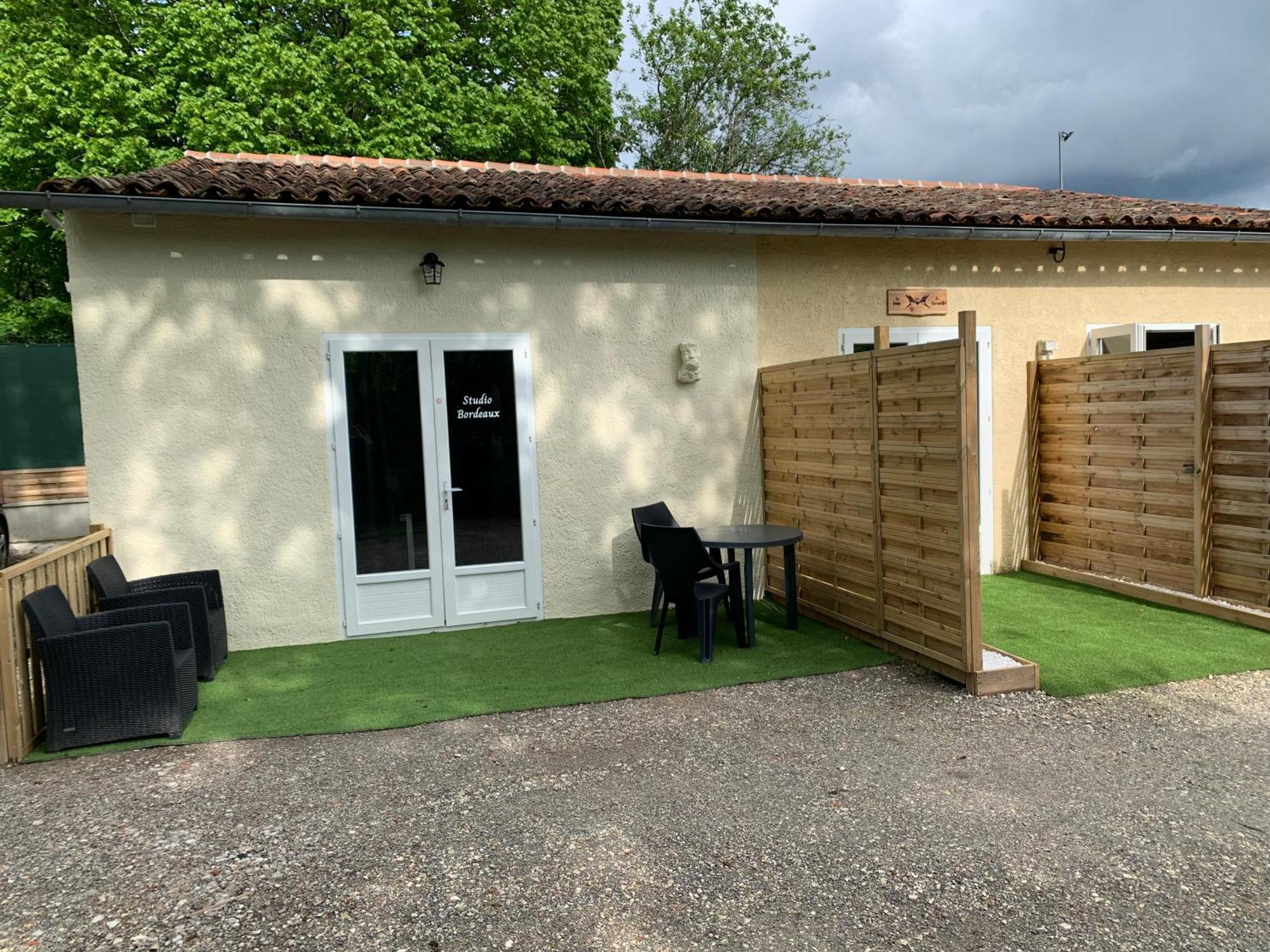 Chambre D'Hotes Naturiste Le Jardin Des Hirondelles Blanzaguet-Saint-Cybard Exteriér fotografie
